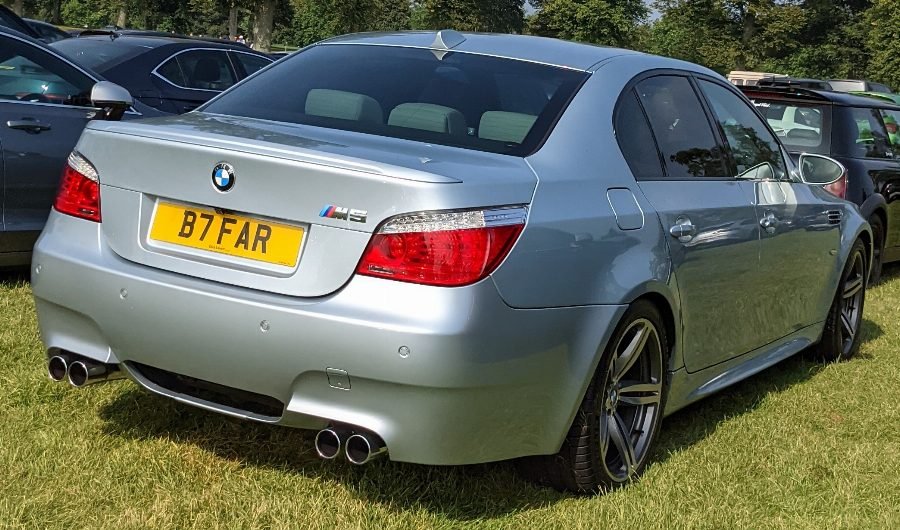 بي إم دبليو E60 M5 2005 — سيدان السعر والمواصفات في السعودية