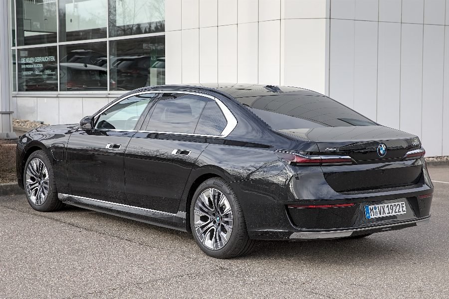 BMW i7