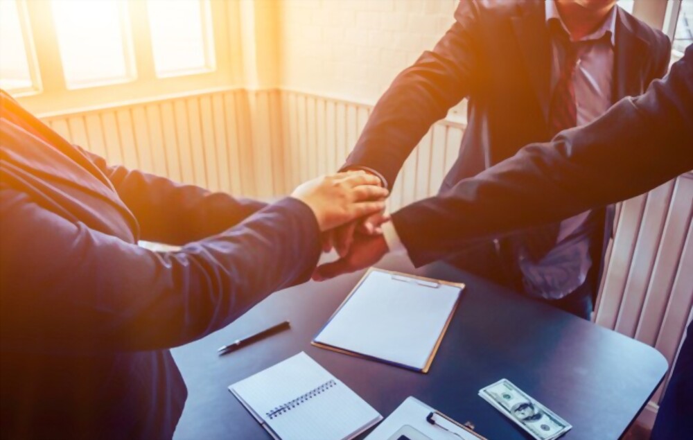 كيف تميز شركات الوساطة المالية المرخصة في السعودية عن الوهمية؟