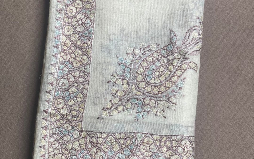 الشال الكشميري… لمسة فخامة لا يكتمل الشتاء بدونها في السعودية