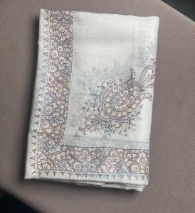 الشال الكشميري… لمسة فخامة لا يكتمل الشتاء بدونها في السعودية