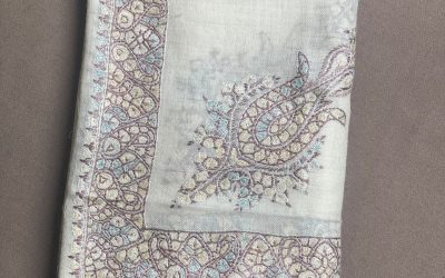 الشال الكشميري… لمسة فخامة لا يكتمل الشتاء بدونها في السعودية